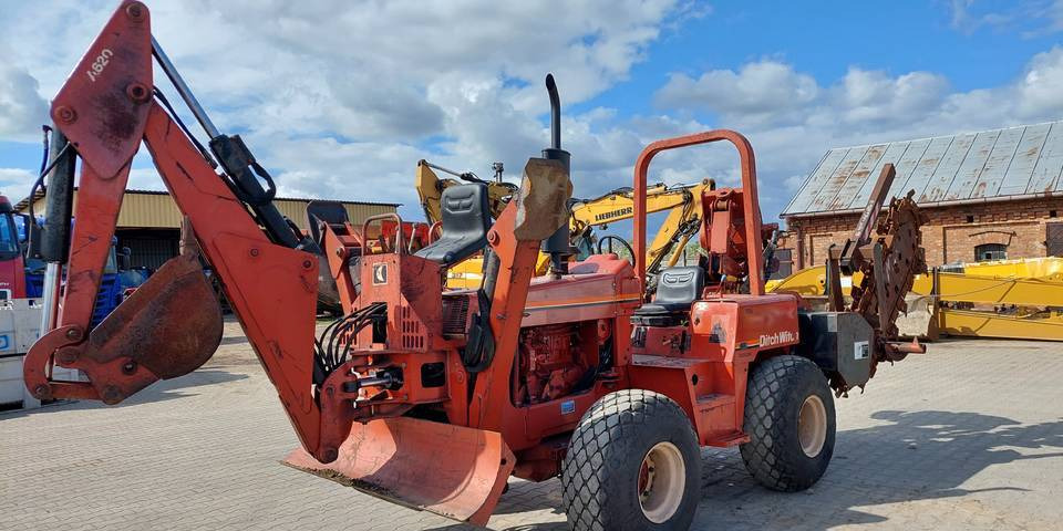 Koparka łańcuchowa pługoukładacz Ditch Witch 8020 Combo - Rovokopač: slika 3 Koparka łańcuchowa pługoukładacz Ditch Witch 8020 Combo - Rovokopač: slika 3