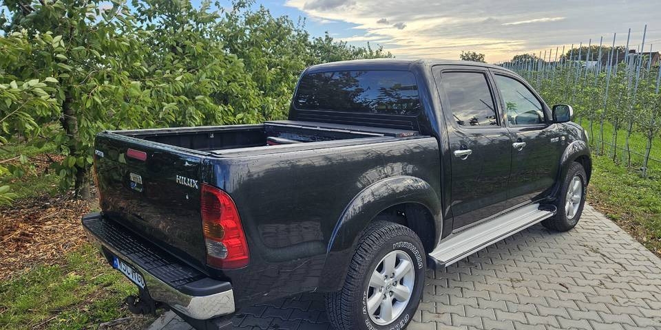 Toyota Hilux 3.0 SR5 automat 4x4 - Pikap: slika 5 Toyota Hilux 3.0 SR5 automat 4x4 - Pikap: slika 5