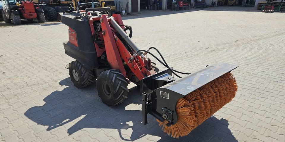 Zamiatarka szczotka do miniładowarki Avant, Ditch Witch - Industrijska mašina za metenje: slika 1 Zamiatarka szczotka do miniładowarki Avant, Ditch Witch - Industrijska mašina za metenje: slika 1