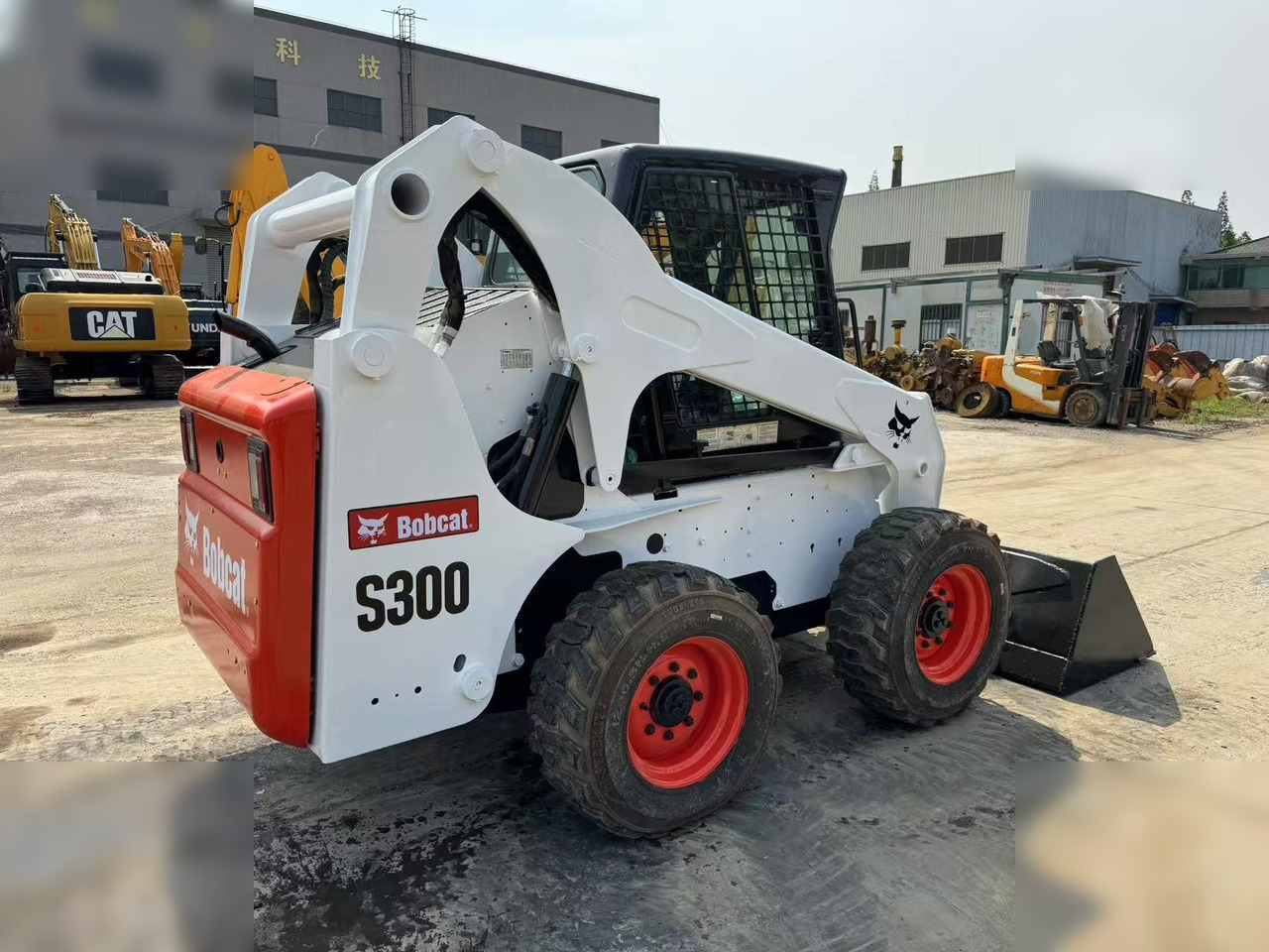 BOBCAT S300 - Mini utovarivač: slika 3 BOBCAT S300 - Mini utovarivač: slika 3
