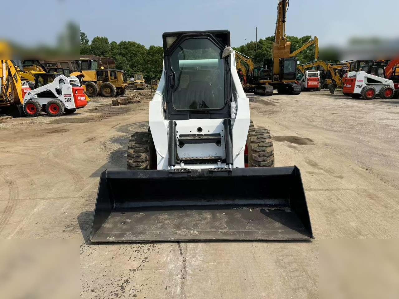 BOBCAT S300 - Mini utovarivač: slika 2 BOBCAT S300 - Mini utovarivač: slika 2