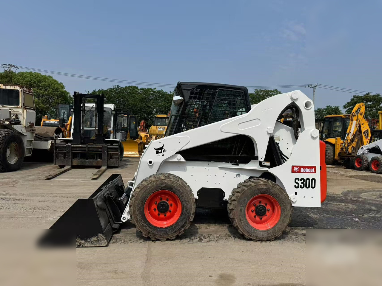 BOBCAT S300 - Mini utovarivač: slika 1 BOBCAT S300 - Mini utovarivač: slika 1
