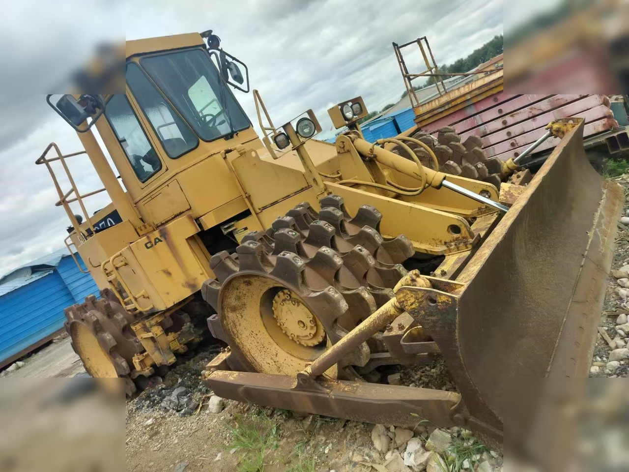 CATERPILLAR 815B - Valjak za puteve: slika 3 CATERPILLAR 815B - Valjak za puteve: slika 3