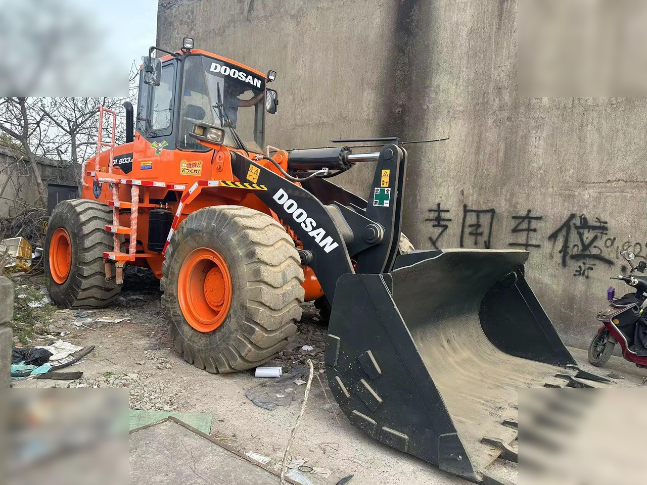 DOOSAN DL503 - Utovarivač točkaš: slika 2 DOOSAN DL503 - Utovarivač točkaš: slika 2