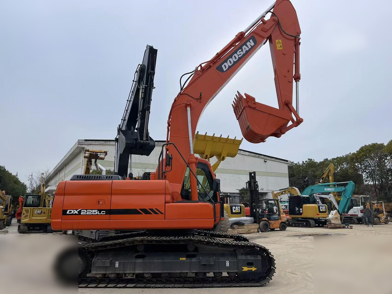 DOOSAN DX225 LC - Bager guseničar: slika 1 DOOSAN DX225 LC - Bager guseničar: slika 1