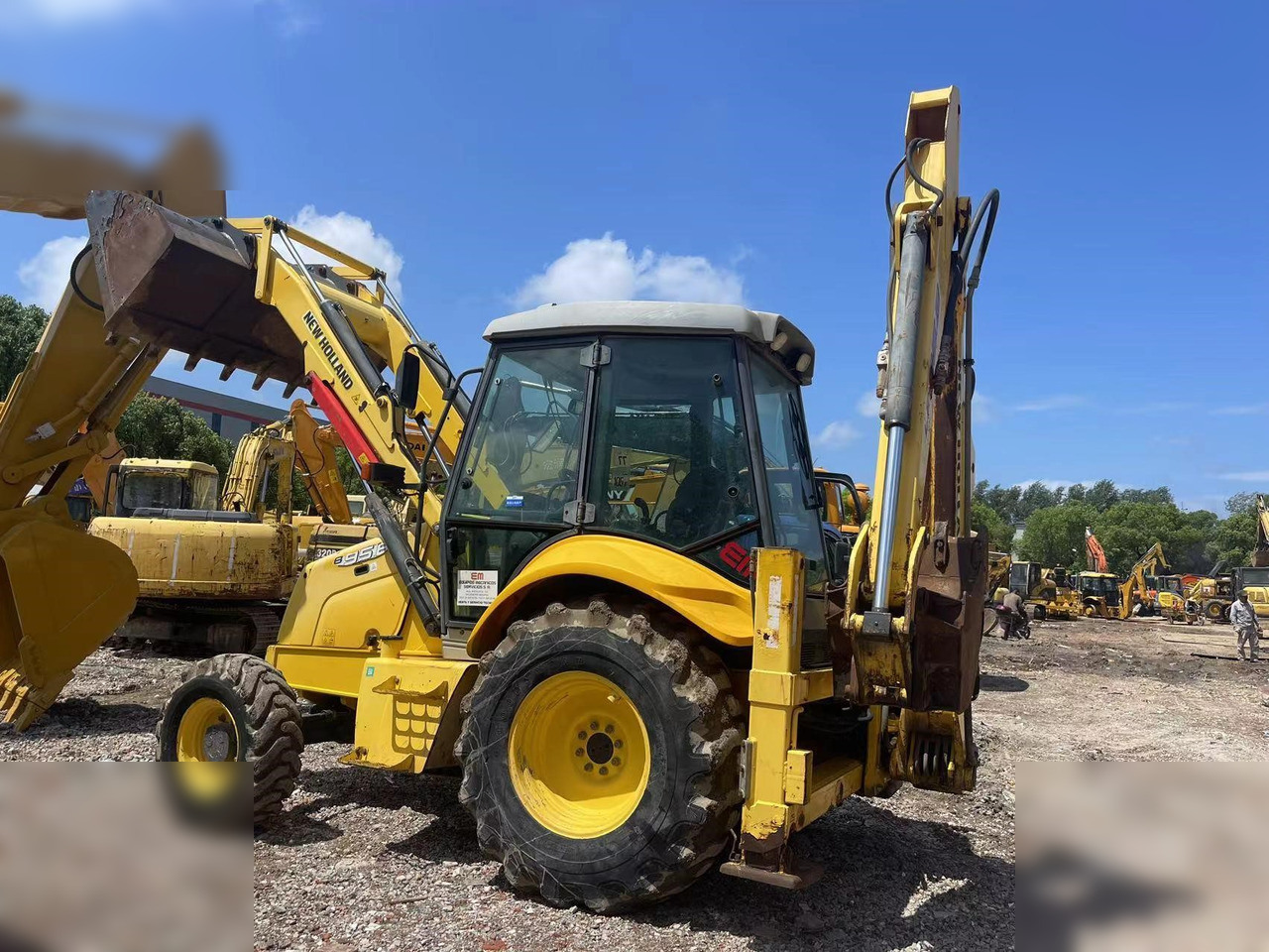 NEW HOLLAND LB95B-4PT - Bager utovarivač: slika 2 NEW HOLLAND LB95B-4PT - Bager utovarivač: slika 2