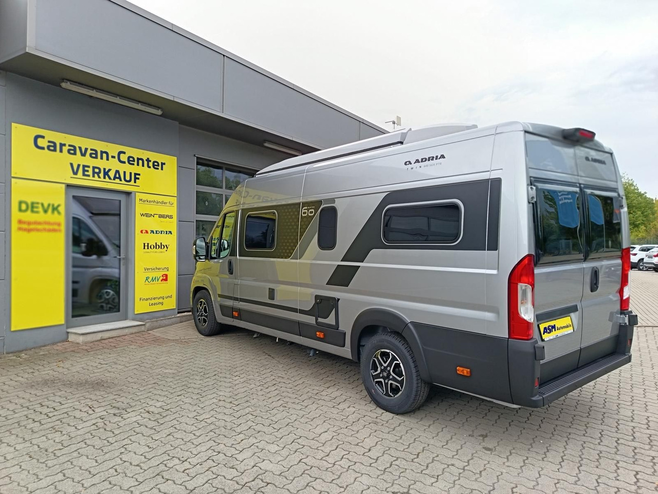 Adria Twin "60Y" 640 SGX 4,25MAXI*JUBILEE*AUFSTELLDACH - Kamp kombi: slika 5 Adria Twin "60Y" 640 SGX 4,25MAXI*JUBILEE*AUFSTELLDACH - Kamp kombi: slika 5
