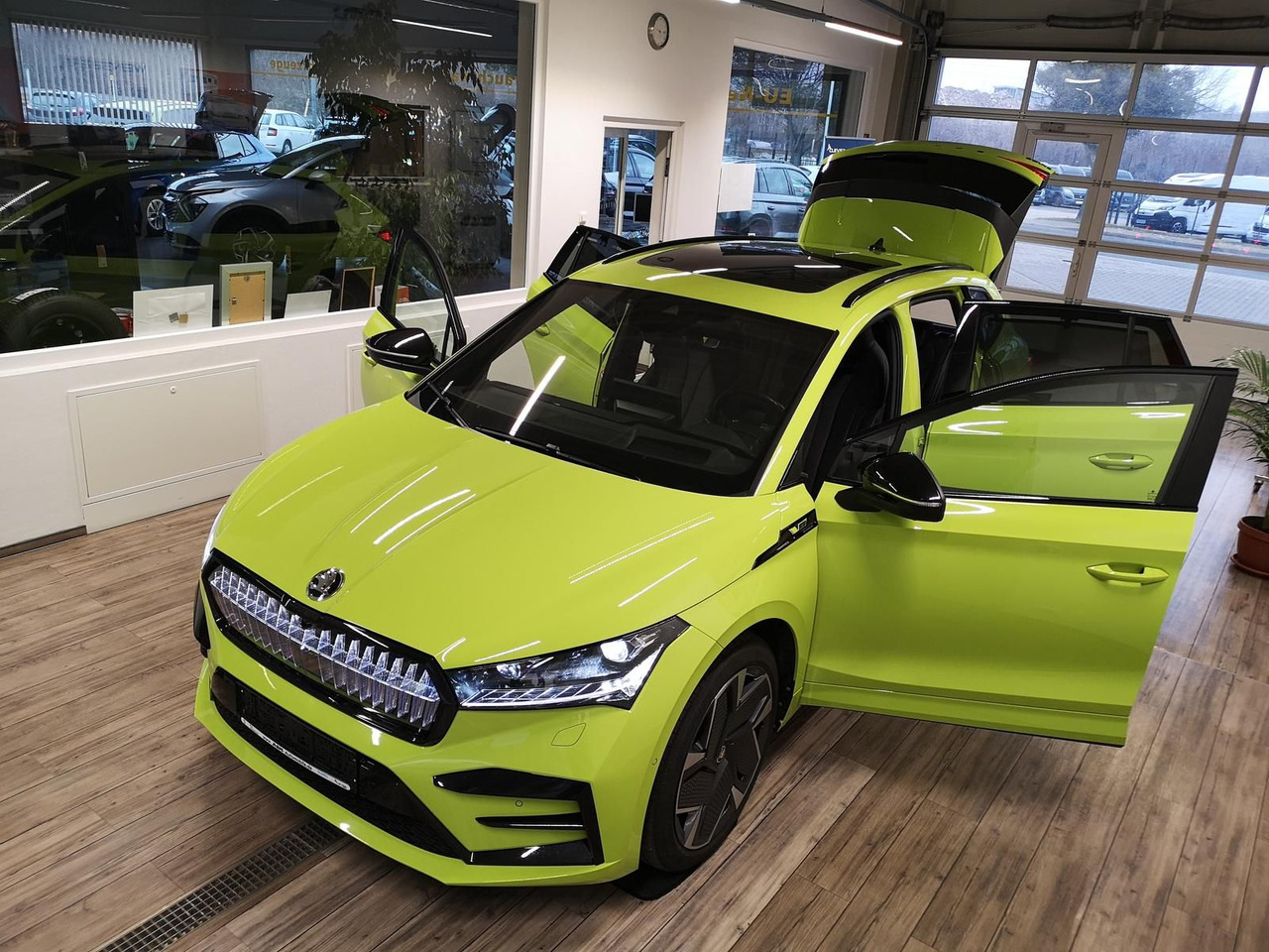 Skoda Enyaq iV RS 220 kW*PSD*AHK*virt.Pedal*360°Kamera - SUVSUV: slika 2 Skoda Enyaq iV RS 220 kW*PSD*AHK*virt.Pedal*360°Kamera - SUVSUV: slika 2