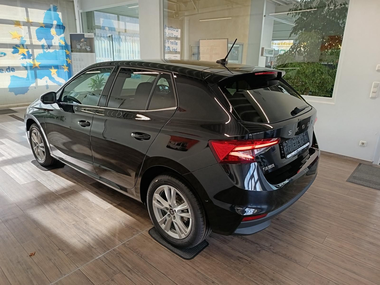 Skoda Fabia 130 Jahre 1,0TSI DSG*AHK-VORBER.*LED*R-KAM - Limuzina: slika 4 Skoda Fabia 130 Jahre 1,0TSI DSG*AHK-VORBER.*LED*R-KAM - Limuzina: slika 4