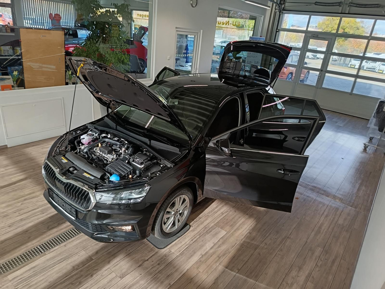 Skoda Fabia 130 Jahre 1,0TSI DSG*AHK-VORBER.*LED*R-KAM - Limuzina: slika 2 Skoda Fabia 130 Jahre 1,0TSI DSG*AHK-VORBER.*LED*R-KAM - Limuzina: slika 2