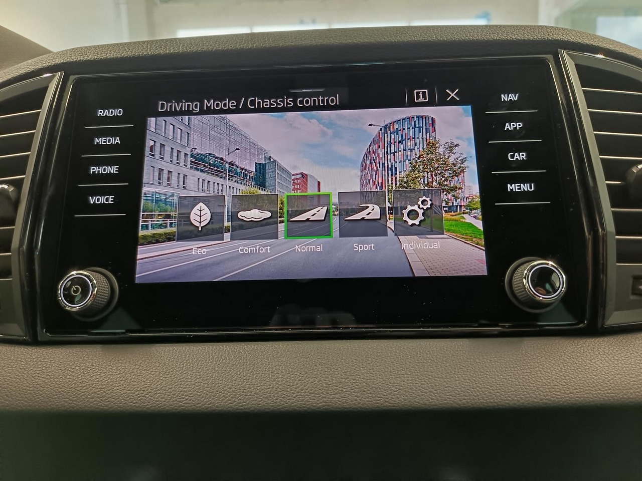 SUVSUV Skoda Karoq Sportline 1,5 TSI DSG*AHK*PSD*STD.HZG*NAVI: slika 14