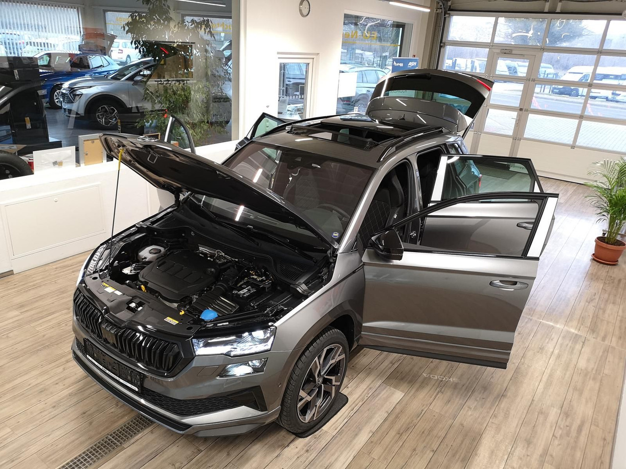 Skoda Karoq Sportline 2,0TDI DSG 4x4*PSD*AHK*360°*NAVI - SUVSUV: slika 2 Skoda Karoq Sportline 2,0TDI DSG 4x4*PSD*AHK*360°*NAVI - SUVSUV: slika 2