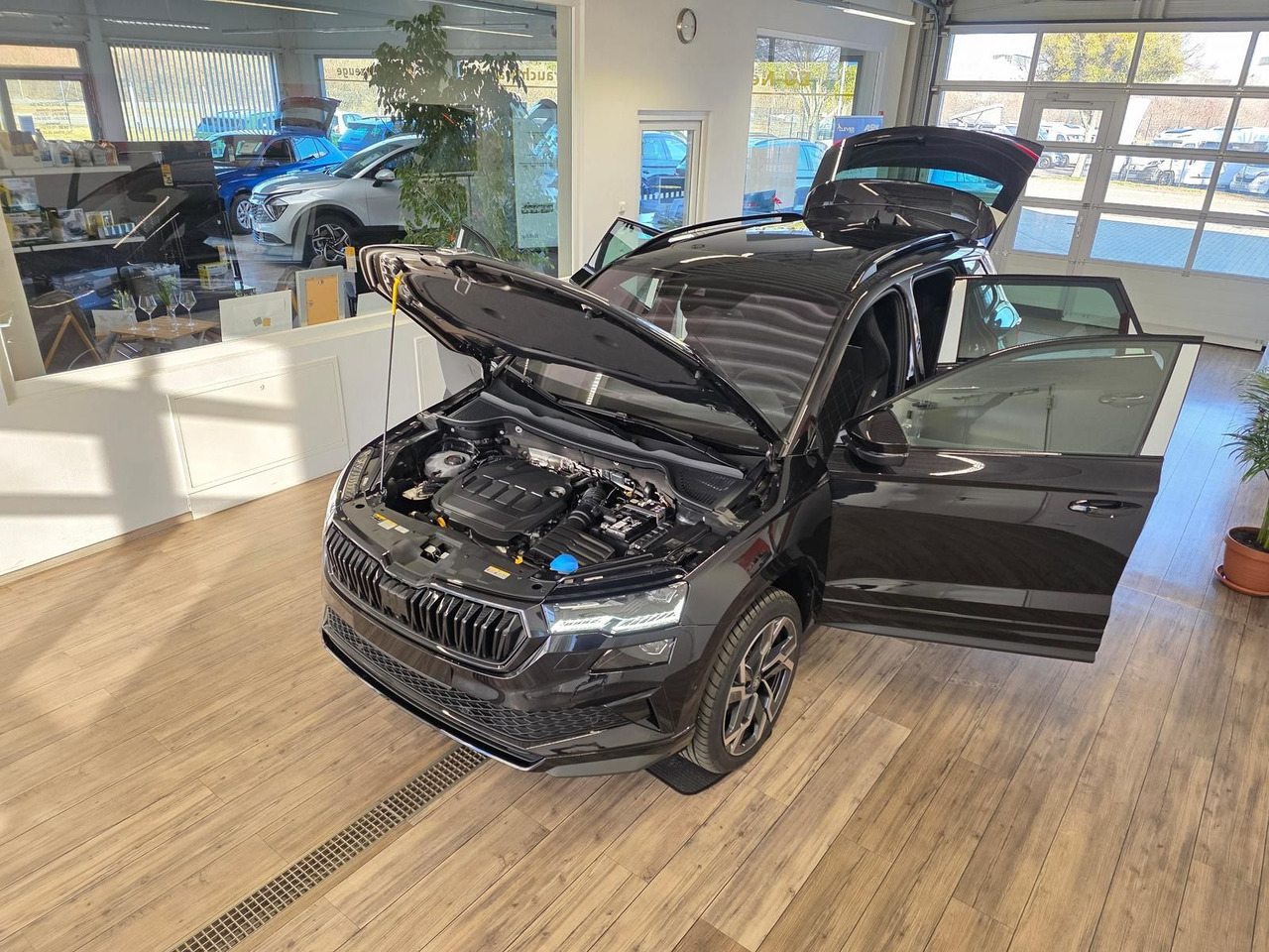 Skoda Karoq Sportline 2,0TDI DSG 4x4*PSD*AHK*360°*NAVI - SUVSUV: slika 2 Skoda Karoq Sportline 2,0TDI DSG 4x4*PSD*AHK*360°*NAVI - SUVSUV: slika 2