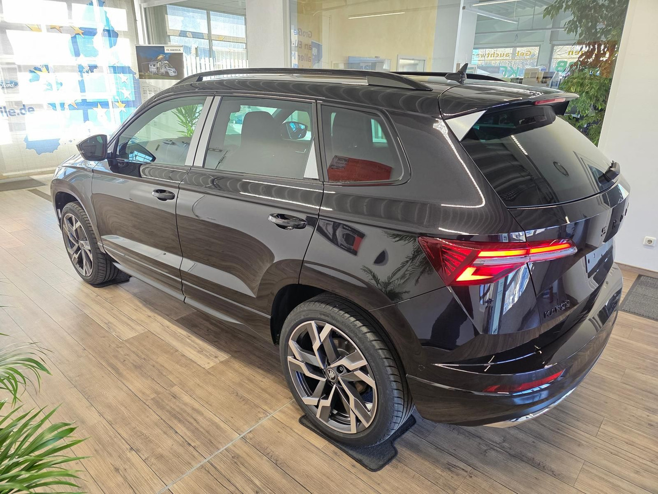 Skoda Karoq Sportline 2,0TDI DSG 4x4*PSD*AHK*360°*NAVI - SUVSUV: slika 4 Skoda Karoq Sportline 2,0TDI DSG 4x4*PSD*AHK*360°*NAVI - SUVSUV: slika 4