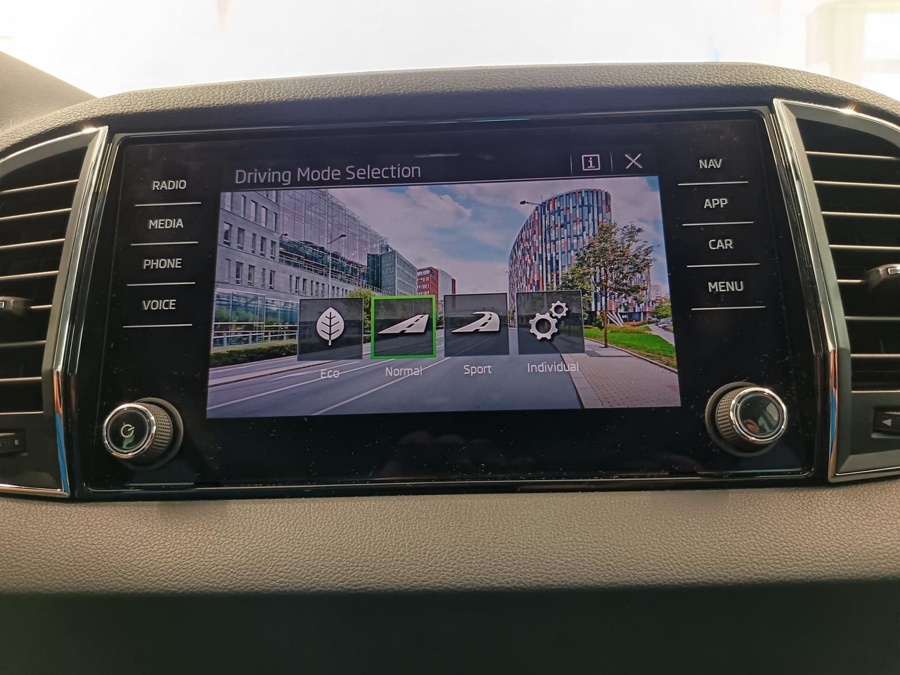 SUVSUV Skoda Karoq Style 1,5TSI DSG*AHK-VORBER*NAVI*LED*R-KAM: slika 13 SUVSUV Skoda Karoq Style 1,5TSI DSG*AHK-VORBER*NAVI*LED*R-KAM: slika 13