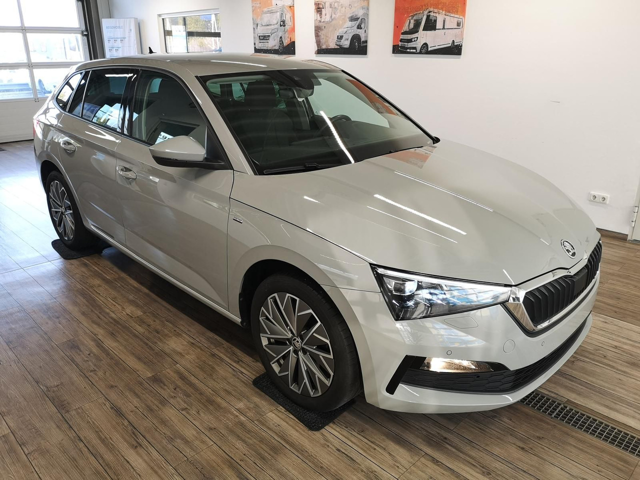 Skoda Scala Ambition 1,0 TSI 81 kW*NAVI*LED*R-KAM*PDC* - Limuzina: slika 3 Skoda Scala Ambition 1,0 TSI 81 kW*NAVI*LED*R-KAM*PDC* - Limuzina: slika 3