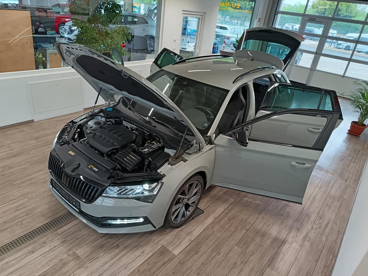 Skoda Superb Combi Sportline 2.0TSI DSG4x4*AHK*DCC*ACC - Karavan: slika 2 Skoda Superb Combi Sportline 2.0TSI DSG4x4*AHK*DCC*ACC - Karavan: slika 2