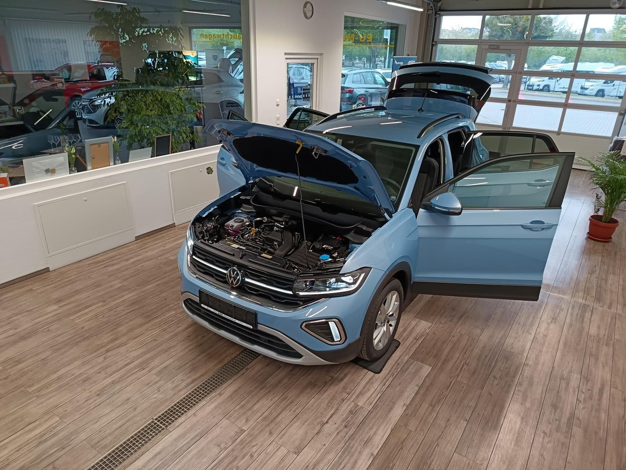 Volkswagen T-Cross Life 1.5 TSI DSG*AHK*MATRIX LED*ACC*SHZ* - SUVSUV: slika 2 Volkswagen T-Cross Life 1.5 TSI DSG*AHK*MATRIX LED*ACC*SHZ* - SUVSUV: slika 2