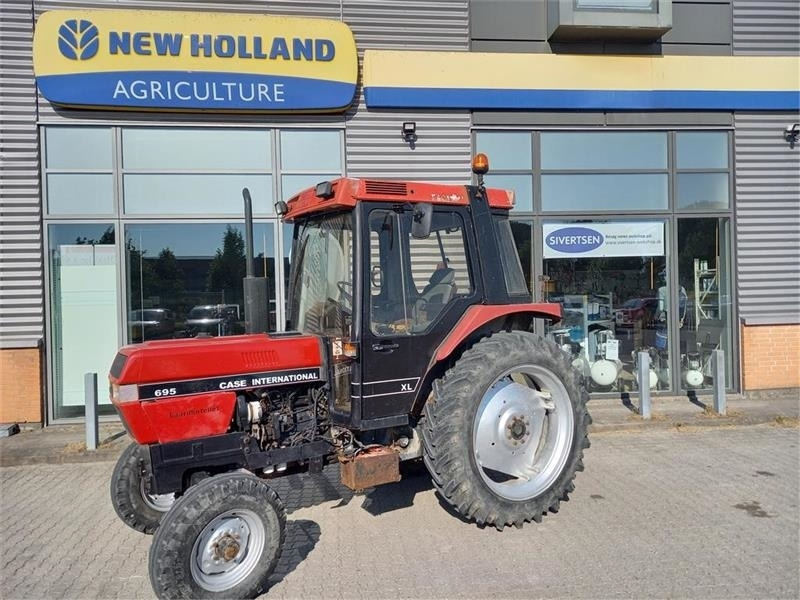 Case IH 695 XL - Traktor: slika 1 Case IH 695 XL - Traktor: slika 1