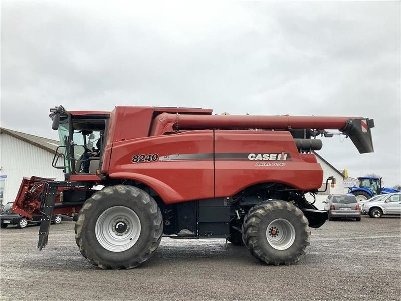 Case IH Axial Flow 8240 - Kombinovani kombajn: slika 1 Case IH Axial Flow 8240 - Kombinovani kombajn: slika 1