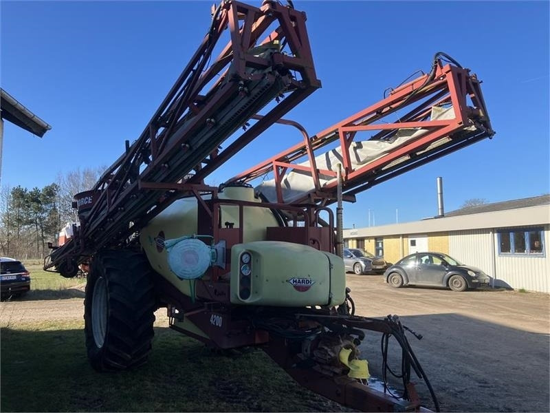 Hardi COMMANDER 4200 TWIN 28 m - Vučena prskalica: slika 1 Hardi COMMANDER 4200 TWIN 28 m - Vučena prskalica: slika 1