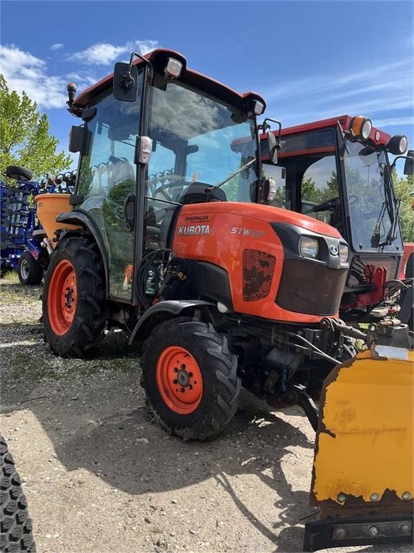 Kubota STV37 - Komunalni traktor: slika 1 Kubota STV37 - Komunalni traktor: slika 1