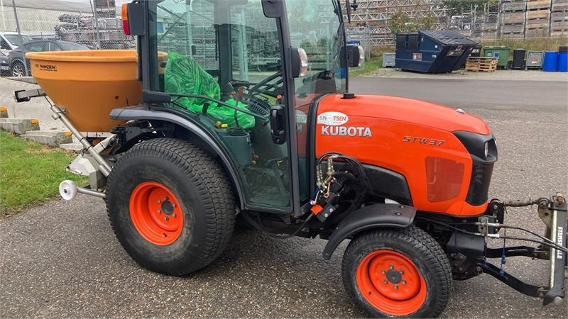 Kubota STW37 Kompakttraktor - Komunalni traktor: slika 2 Kubota STW37 Kompakttraktor - Komunalni traktor: slika 2