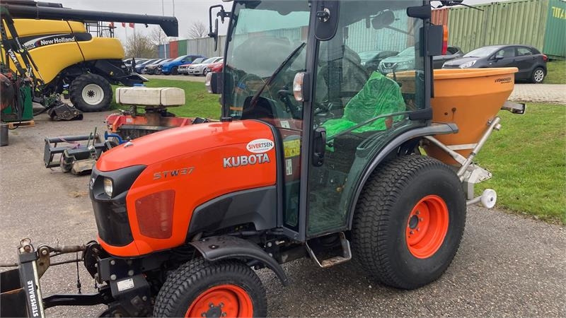 Kubota STW37 Kompakttraktor - Komunalni traktor: slika 1 Kubota STW37 Kompakttraktor - Komunalni traktor: slika 1