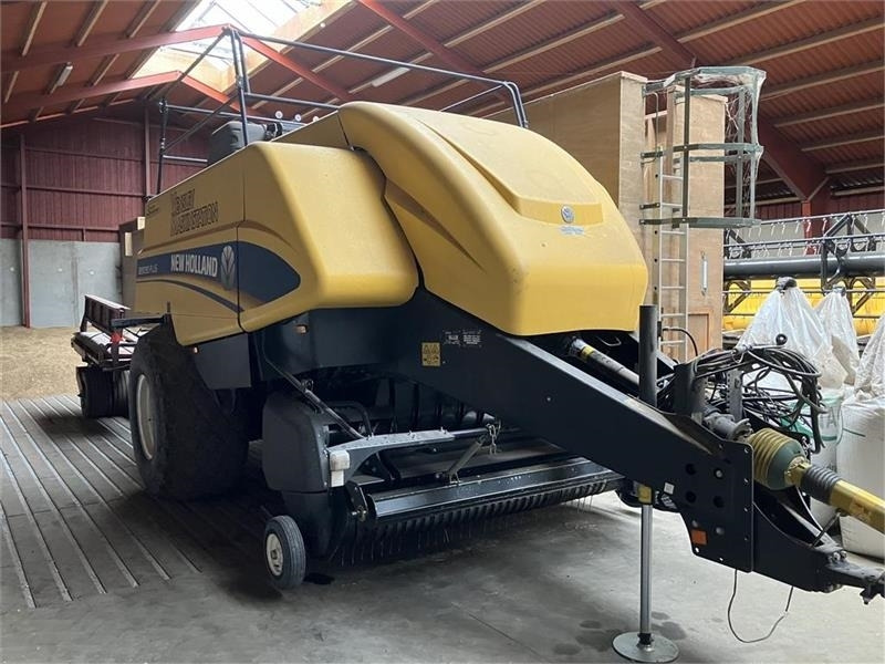 New Holland BB9090 PLUS med Parkland 325 vogn - Balirka za kockaste bale: slika 2 New Holland BB9090 PLUS med Parkland 325 vogn - Balirka za kockaste bale: slika 2