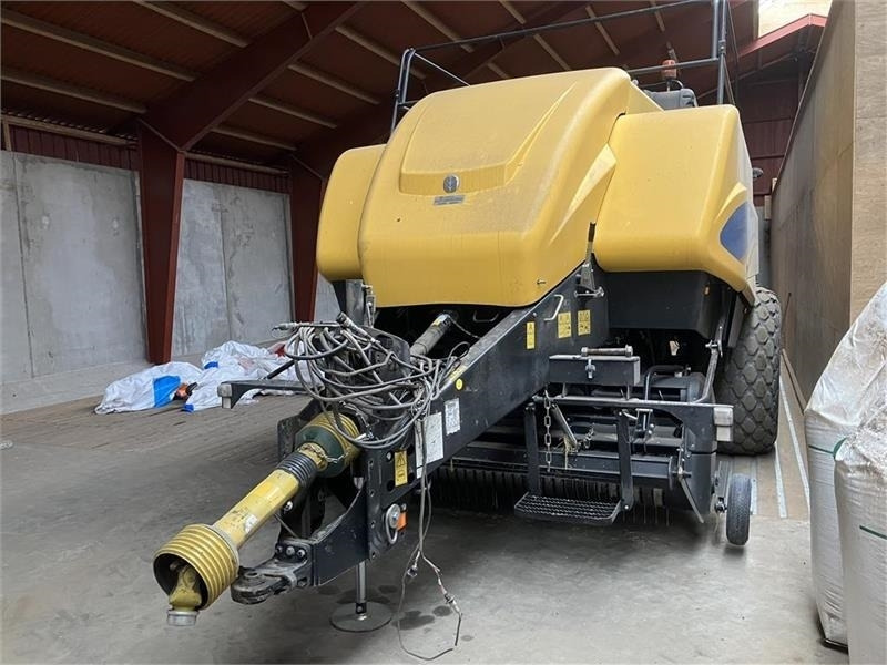 New Holland BB9090 PLUS med Parkland 325 vogn - Balirka za kockaste bale: slika 1 New Holland BB9090 PLUS med Parkland 325 vogn - Balirka za kockaste bale: slika 1