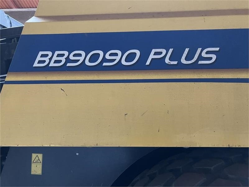 New Holland BB9090 PLUS med Parkland 325 vogn - Balirka za kockaste bale: slika 3 New Holland BB9090 PLUS med Parkland 325 vogn - Balirka za kockaste bale: slika 3