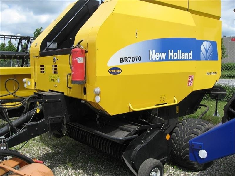New Holland BR7070 med SUPER FEED - Balirka za okrugle bale: slika 1 New Holland BR7070 med SUPER FEED - Balirka za okrugle bale: slika 1