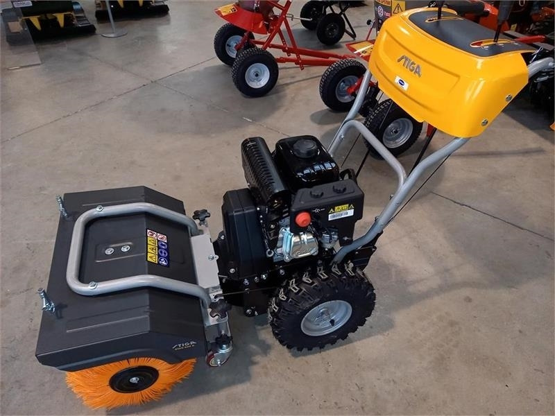 - - - Stiga SWS 800G - Komunalni traktor: slika 1 - - - Stiga SWS 800G - Komunalni traktor: slika 1