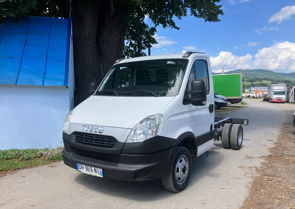 Iveco DAILY 35C13 ramo do zabudowy kiper wywrotka - Kamion sa golom šasijom i zatvorenom kabinom: slika 1 Iveco DAILY 35C13 ramo do zabudowy kiper wywrotka - Kamion sa golom šasijom i zatvorenom kabinom: slika 1