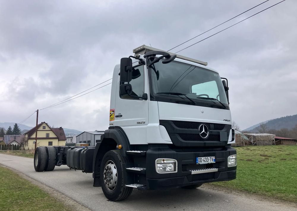 Mercedes-Benz Mercedes Axor 1829 Rama do zabudowy kiper beczka hakowiec laweta - Kamion sa golom šasijom i zatvorenom kabinom: slika 1 Mercedes-Benz Mercedes Axor 1829 Rama do zabudowy kiper beczka hakowiec laweta - Kamion sa golom šasijom i zatvorenom kabinom: slika 1