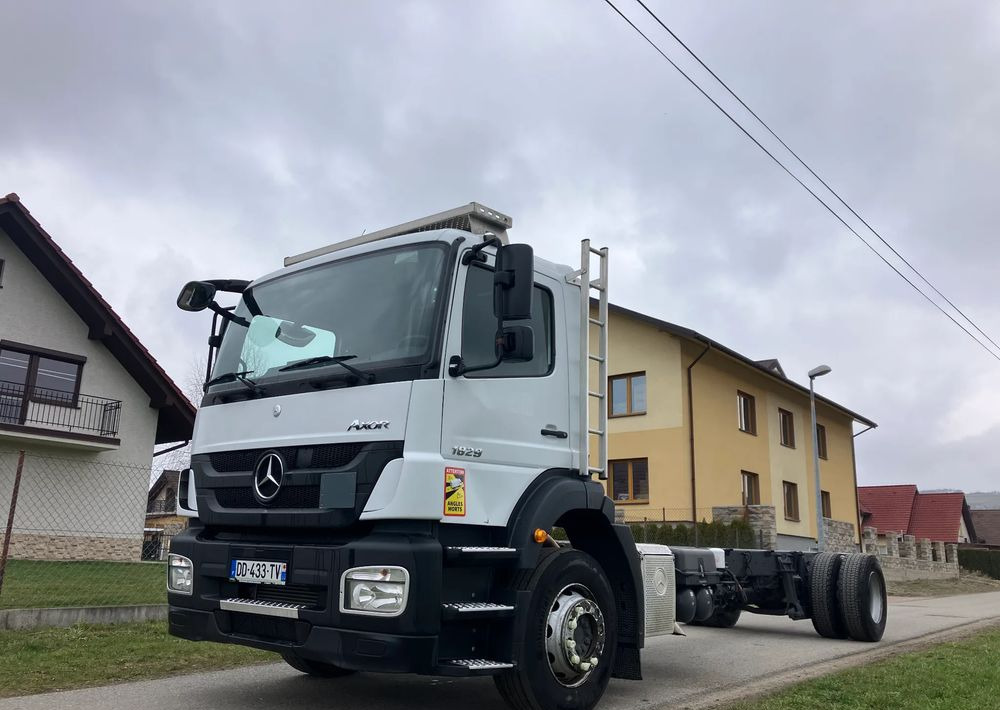 Mercedes-Benz Mercedes Axor 1829 Rama do zabudowy kiper beczka hakowiec laweta - Kamion sa golom šasijom i zatvorenom kabinom: slika 2 Mercedes-Benz Mercedes Axor 1829 Rama do zabudowy kiper beczka hakowiec laweta - Kamion sa golom šasijom i zatvorenom kabinom: slika 2