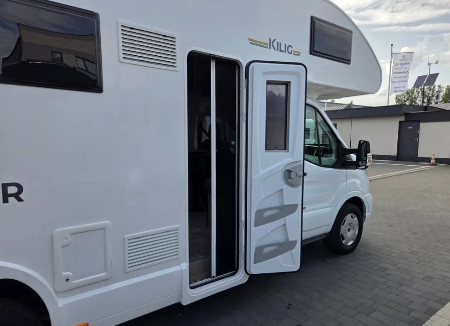 RIMOR Rimor KILIG 695 NEW Retrofitted 5-Passenger Winterized Camera Navigation - Kamp kombi: slika 5 RIMOR Rimor KILIG 695 NEW Retrofitted 5-Passenger Winterized Camera Navigation - Kamp kombi: slika 5