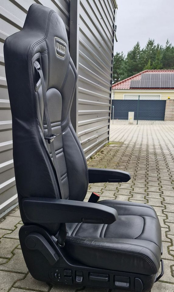 IVECO STRALIS S WAY FOTEL PASAŻERA - Kabina i enterijer: slika 3 IVECO STRALIS S WAY FOTEL PASAŻERA - Kabina i enterijer: slika 3