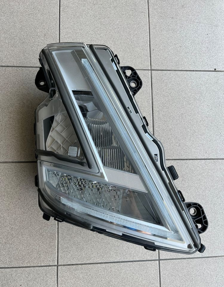 Lampa LED Volvo FH5 Reflektor FH 5 prawy RH - Svetla/ Osvetljenje za Kamion: slika 1 Lampa LED Volvo FH5 Reflektor FH 5 prawy RH - Svetla/ Osvetljenje za Kamion: slika 1