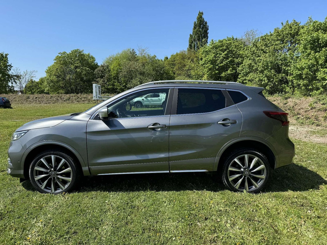 Nissan Qashqai 1.7 dCi N-Connecta 4x4 ALLRAD AUTOMATIK - SUVSUV: slika 2 Nissan Qashqai 1.7 dCi N-Connecta 4x4 ALLRAD AUTOMATIK - SUVSUV: slika 2