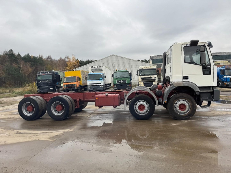 Iveco Eurotrakker 340 E 34 (GRAND PONT / LAMES / POMPE MANUELLE / BOITE MANUELLE / 12 ROUES) - Kamion sa golom šasijom i zatvorenom kabinom: slika 4 Iveco Eurotrakker 340 E 34 (GRAND PONT / LAMES / POMPE MANUELLE / BOITE MANUELLE / 12 ROUES) - Kamion sa golom šasijom i zatvorenom kabinom: slika 4