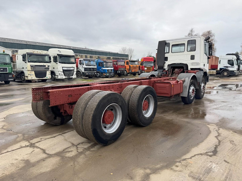 Iveco Eurotrakker 340 E 34 (GRAND PONT / LAMES / POMPE MANUELLE / BOITE MANUELLE / 12 ROUES) - Kamion sa golom šasijom i zatvorenom kabinom: slika 5 Iveco Eurotrakker 340 E 34 (GRAND PONT / LAMES / POMPE MANUELLE / BOITE MANUELLE / 12 ROUES) - Kamion sa golom šasijom i zatvorenom kabinom: slika 5