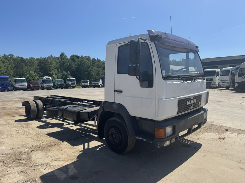 MAN 12.224 (MANUAL GEARBOX / EURO 2 / BELGIAN TRUCK IN GOOD CONDITION !!!) - Kamion sa golom šasijom i zatvorenom kabinom: slika 4 MAN 12.224 (MANUAL GEARBOX / EURO 2 / BELGIAN TRUCK IN GOOD CONDITION !!!) - Kamion sa golom šasijom i zatvorenom kabinom: slika 4
