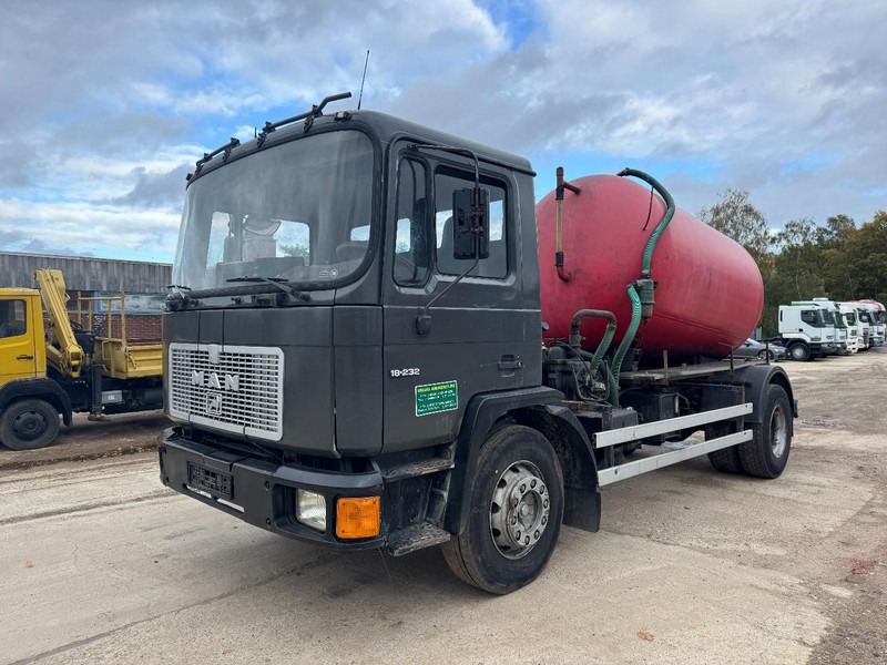 MAN 18.232 (8000 L / 6 CYLINDER WITH MANUAL PUMP / STEEL SUSPENSION) - Vakuumska cisterna: slika 1 MAN 18.232 (8000 L / 6 CYLINDER WITH MANUAL PUMP / STEEL SUSPENSION) - Vakuumska cisterna: slika 1