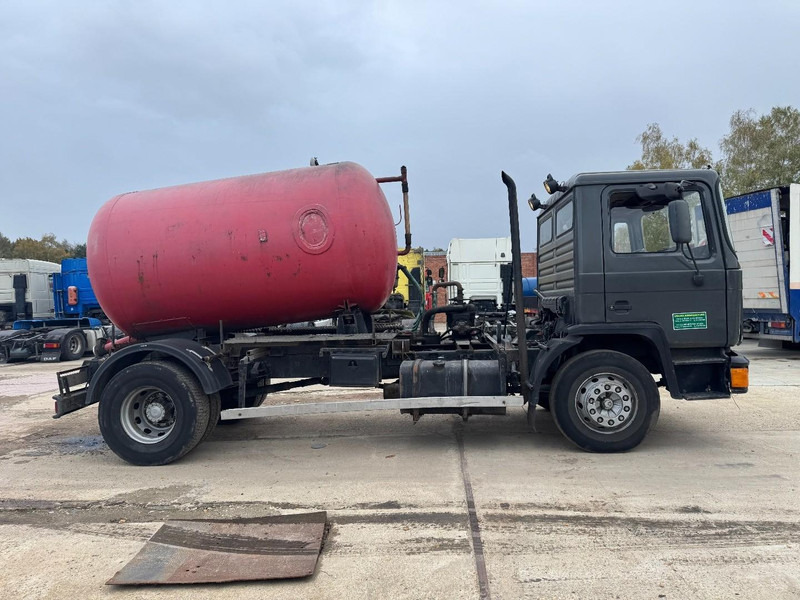 MAN 18.232 (8000 L / 6 CYLINDER WITH MANUAL PUMP / STEEL SUSPENSION) - Vakuumska cisterna: slika 4 MAN 18.232 (8000 L / 6 CYLINDER WITH MANUAL PUMP / STEEL SUSPENSION) - Vakuumska cisterna: slika 4