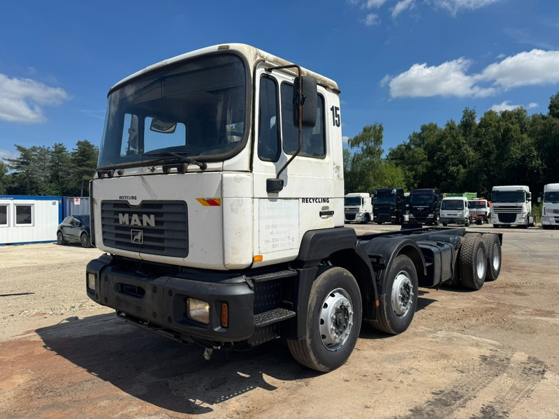 MAN 32.364 (EURO 2 / 6 CYLINDER / 12 TIRES / 8X4 / PERFECT) - Kamion sa golom šasijom i zatvorenom kabinom: slika 1 MAN 32.364 (EURO 2 / 6 CYLINDER / 12 TIRES / 8X4 / PERFECT) - Kamion sa golom šasijom i zatvorenom kabinom: slika 1