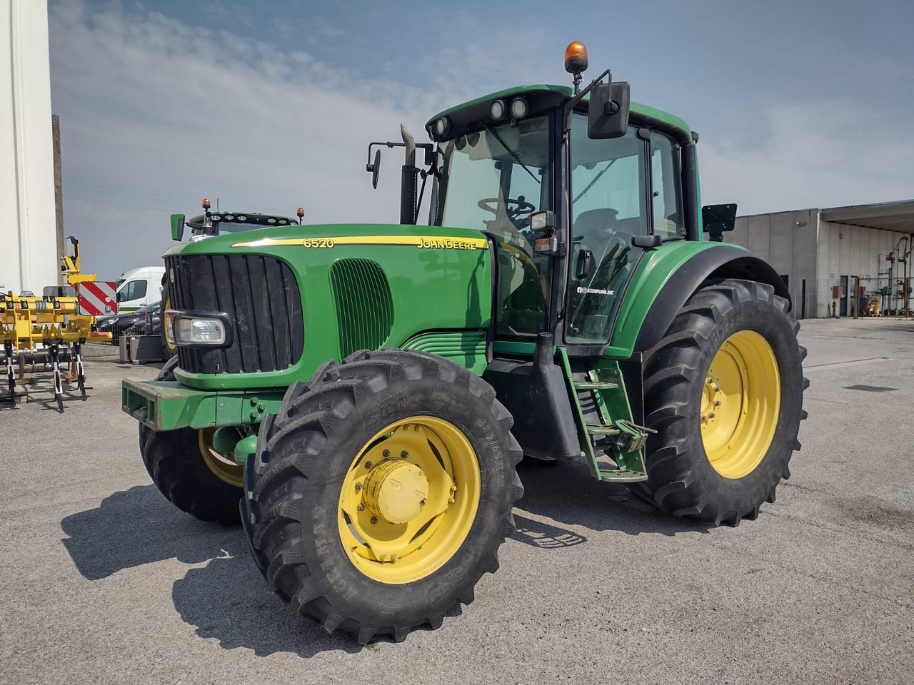JOHN DEERE 6520 PREMIUM - Traktor: slika 1 JOHN DEERE 6520 PREMIUM - Traktor: slika 1
