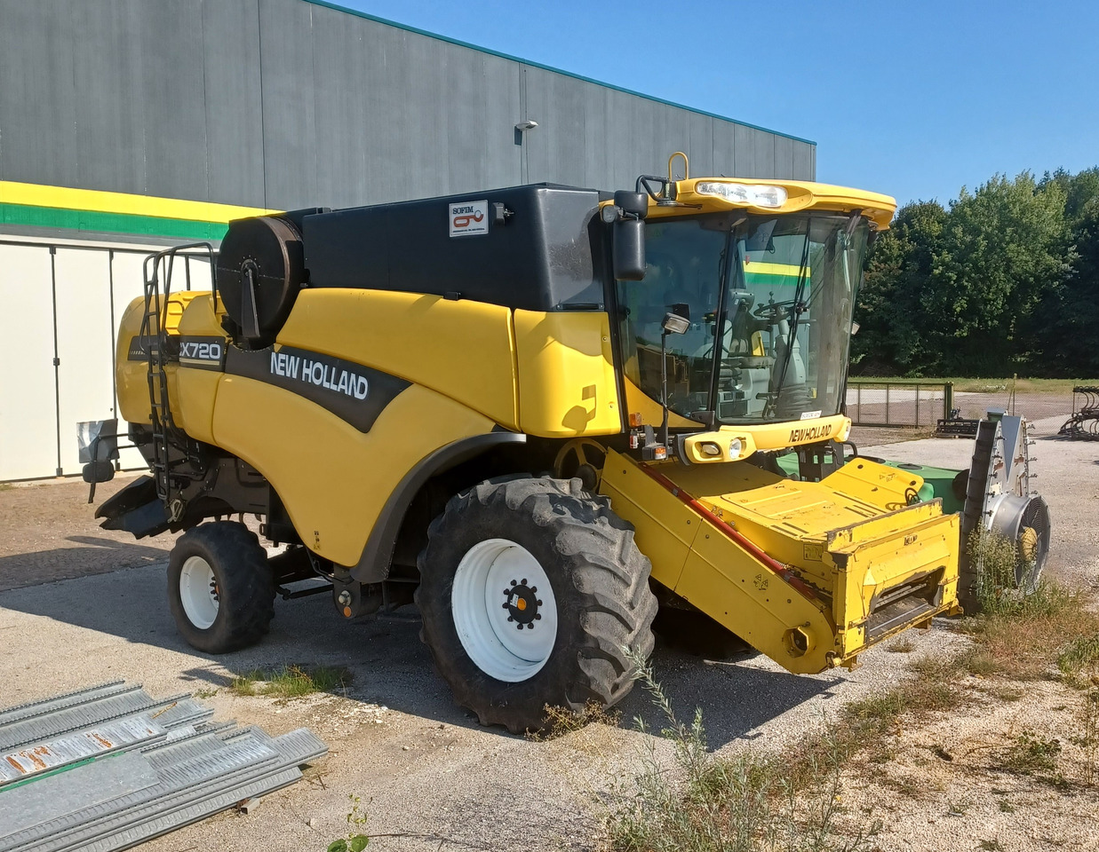 NEW HOLLAND MIETITREBBIA CX 720 - Kombinovani kombajn: slika 1 NEW HOLLAND MIETITREBBIA CX 720 - Kombinovani kombajn: slika 1