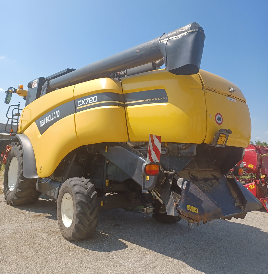 NEW HOLLAND MIETITREBBIA CX 720 - Kombinovani kombajn: slika 4 NEW HOLLAND MIETITREBBIA CX 720 - Kombinovani kombajn: slika 4