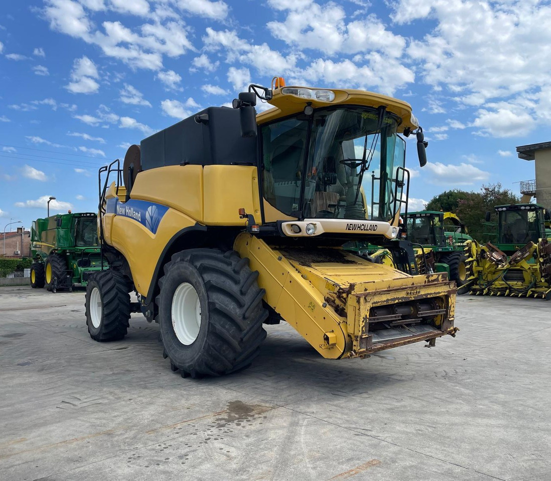 NEW HOLLAND MIETITREBBIA CX 8080 - Kombinovani kombajn: slika 2 NEW HOLLAND MIETITREBBIA CX 8080 - Kombinovani kombajn: slika 2